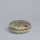 A SMALL CELADON BOX AND COVER WITH UNDERGLAZE COPPER-RED - Foto 4