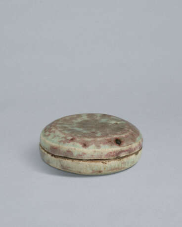 A SMALL CELADON BOX AND COVER WITH UNDERGLAZE COPPER-RED - Foto 4