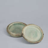 A SMALL CELADON BOX AND COVER WITH UNDERGLAZE COPPER-RED - Foto 5