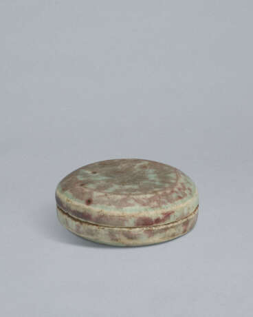 A SMALL CELADON BOX AND COVER WITH UNDERGLAZE COPPER-RED - Foto 6