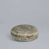 A SMALL CELADON BOX AND COVER WITH UNDERGLAZE COPPER-RED - Foto 6