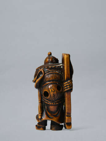 A CARVED WOOD NETSUKE OF HAN KAI (FAN KUAI) CARRYING A SHIELD - photo 2