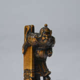 A CARVED WOOD NETSUKE OF HAN KAI (FAN KUAI) CARRYING A SHIELD - photo 3