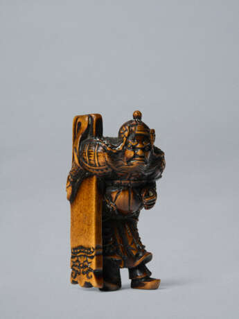 A CARVED WOOD NETSUKE OF HAN KAI (FAN KUAI) CARRYING A SHIELD - photo 3