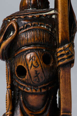 A CARVED WOOD NETSUKE OF HAN KAI (FAN KUAI) CARRYING A SHIELD - photo 4