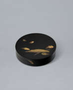 Période Taisho. A CIRCULAR LACQUER INCENSE BOX AND COVER WITH FEATHERS