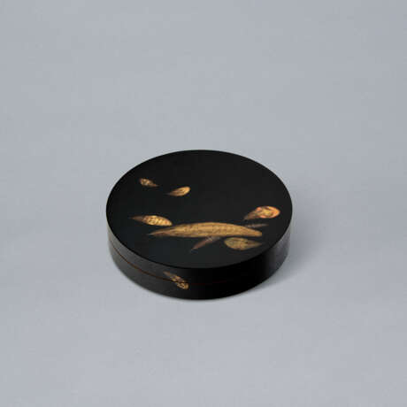 A CIRCULAR LACQUER INCENSE BOX AND COVER WITH FEATHERS - фото 1