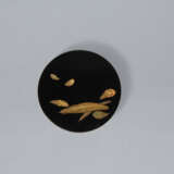 A CIRCULAR LACQUER INCENSE BOX AND COVER WITH FEATHERS - фото 2