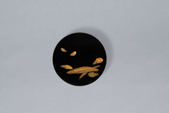 A CIRCULAR LACQUER INCENSE BOX AND COVER WITH FEATHERS - фото 2