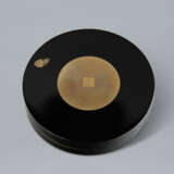 A CIRCULAR LACQUER INCENSE BOX AND COVER WITH FEATHERS - фото 3