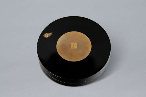 A CIRCULAR LACQUER INCENSE BOX AND COVER WITH FEATHERS - фото 3