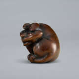 A CARVED WOOD NETSUKE OF A COILED RAT - фото 2