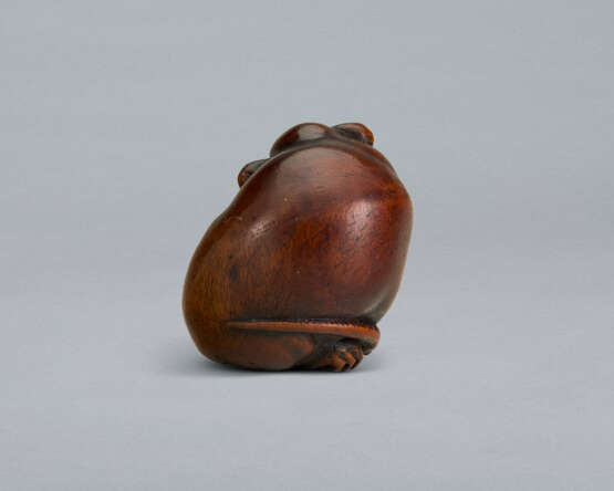 A CARVED WOOD NETSUKE OF A COILED RAT - фото 3