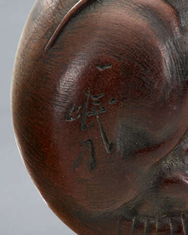 A CARVED WOOD NETSUKE OF A COILED RAT - фото 4