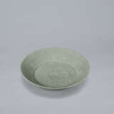 A LOBED CELADON STONEWARE DISH WITH MOLDED PEONY DESIGN - Foto 1