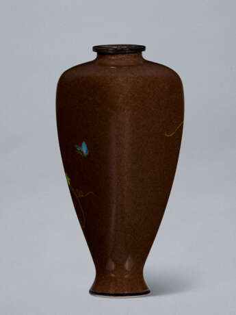 A SMALL CLOISONN&#201; ENAMEL VASE WITH CUCUMBER FLOWERS - photo 3