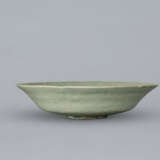 A LOBED CELADON STONEWARE DISH WITH MOLDED PEONY DESIGN - Foto 2