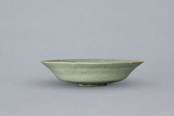 A LOBED CELADON STONEWARE DISH WITH MOLDED PEONY DESIGN - Foto 2