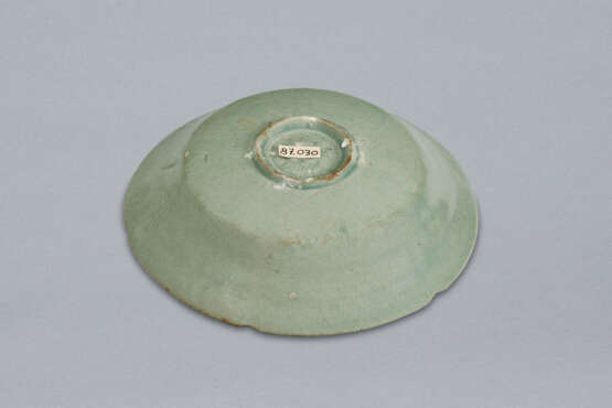 A LOBED CELADON STONEWARE DISH WITH MOLDED PEONY DESIGN - Foto 3