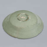 A LOBED CELADON STONEWARE DISH WITH MOLDED PEONY DESIGN - Foto 3