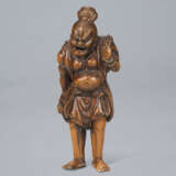 A CARVED WOOD NETSUKE OF A NIO CARRYING ANLARGE STRAW SANDE - photo 2