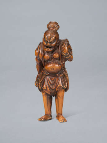 A CARVED WOOD NETSUKE OF A NIO CARRYING ANLARGE STRAW SANDE - photo 2