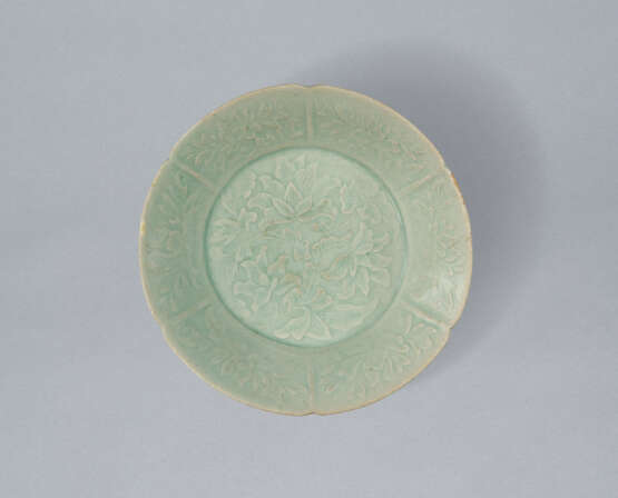 A LOBED CELADON STONEWARE DISH WITH MOLDED PEONY DESIGN - Foto 4