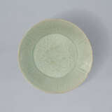 A LOBED CELADON STONEWARE DISH WITH MOLDED PEONY DESIGN - Foto 4