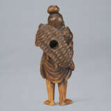 A CARVED WOOD NETSUKE OF A NIO CARRYING ANLARGE STRAW SANDE - photo 3