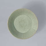 A LOBED CELADON STONEWARE DISH WITH MOLDED PEONY DESIGN - Foto 5