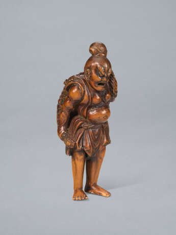 A CARVED WOOD NETSUKE OF A NIO CARRYING ANLARGE STRAW SANDE - photo 4