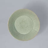 A LOBED CELADON STONEWARE DISH WITH MOLDED PEONY DESIGN - Foto 6