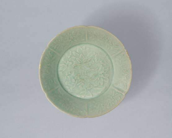 A LOBED CELADON STONEWARE DISH WITH MOLDED PEONY DESIGN - Foto 6