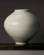 Vasen und Gefäße. AN IMPORTANT WHITE PORCELAIN MOON JAR