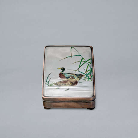 A CLOISONN&#201; ENAMEL INLAID SHIBUICHI AND SILVER BOX AND COVER - Foto 1