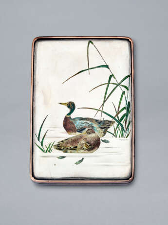 A CLOISONN&#201; ENAMEL INLAID SHIBUICHI AND SILVER BOX AND COVER - Foto 2