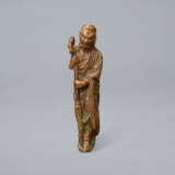 A PAINTED AND CARVED WOOD NETSUKE OF STANDING RAKKAN - Foto 1