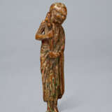 A PAINTED AND CARVED WOOD NETSUKE OF STANDING RAKKAN - Foto 2