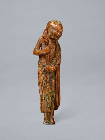 A PAINTED AND CARVED WOOD NETSUKE OF STANDING RAKKAN - Foto 2