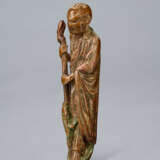 A PAINTED AND CARVED WOOD NETSUKE OF STANDING RAKKAN - Foto 3