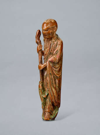 A PAINTED AND CARVED WOOD NETSUKE OF STANDING RAKKAN - Foto 3