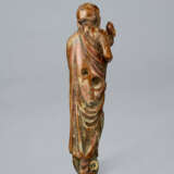 A PAINTED AND CARVED WOOD NETSUKE OF STANDING RAKKAN - Foto 4