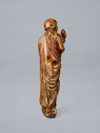 A PAINTED AND CARVED WOOD NETSUKE OF STANDING RAKKAN - Foto 4