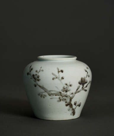 A BLUE-AND-WHITE PORCELAIN JAR - Foto 3