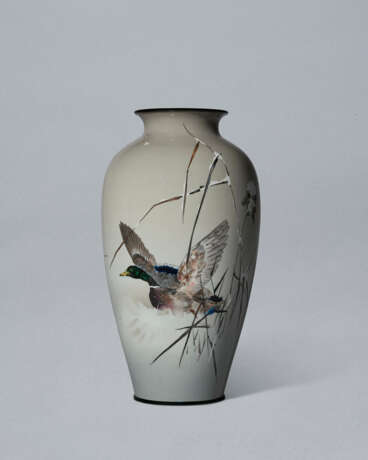 A LARGE AND IMPORTANT CLOISONNE ENAMEL VASE WITH DUCKS - photo 4