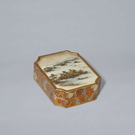 A SMALL SATSUMA BOX AND LID WITH LANDSCAPE - photo 1