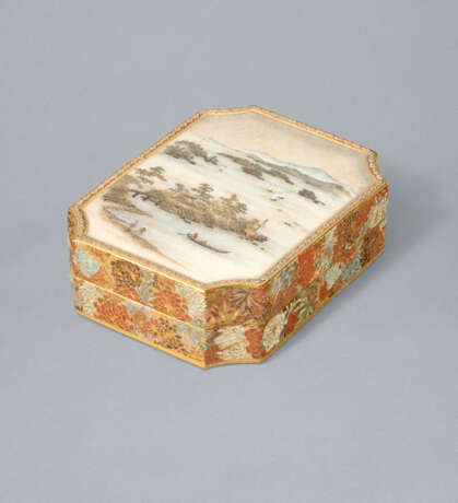 A SMALL SATSUMA BOX AND LID WITH LANDSCAPE - photo 2