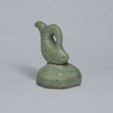 A CELADON STONEWARE SEAL WITH A FISH - Foto 2