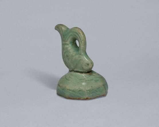 A CELADON STONEWARE SEAL WITH A FISH - Foto 2