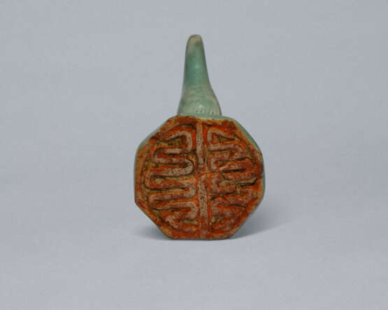 A CELADON STONEWARE SEAL WITH A FISH - Foto 3